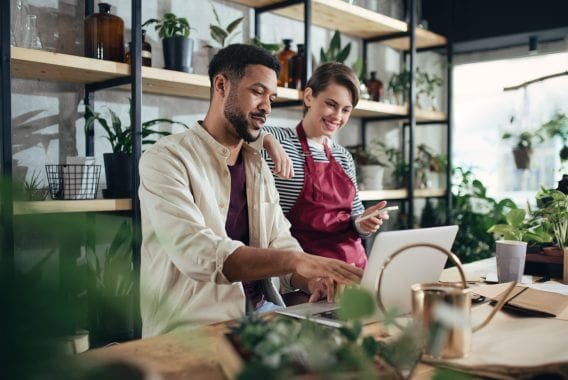 Plant store owners FocusFillWzU2OCwzODAsInkiLDJd