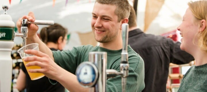 Pouring drink NN Festival edit FocusFillWzcyMCwzMjAsInkiLDgwXQ 1