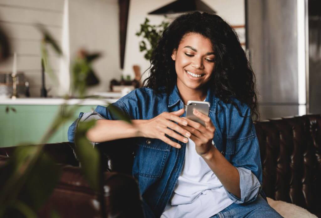 Woman happy smartphone ScaleMaxWidthWzE2MjBd